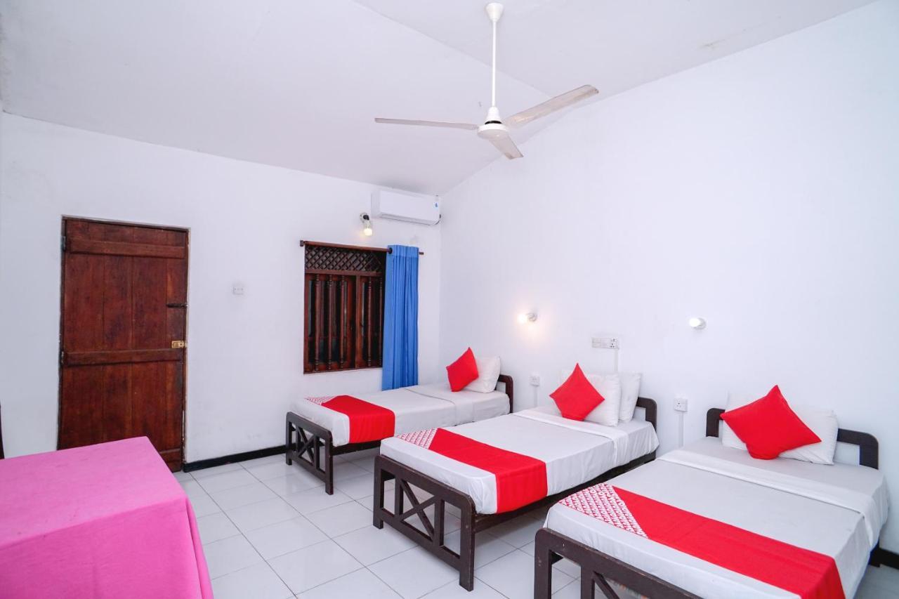 Oyo 384 Dilena Beach Resort Unawatuna Bilik gambar