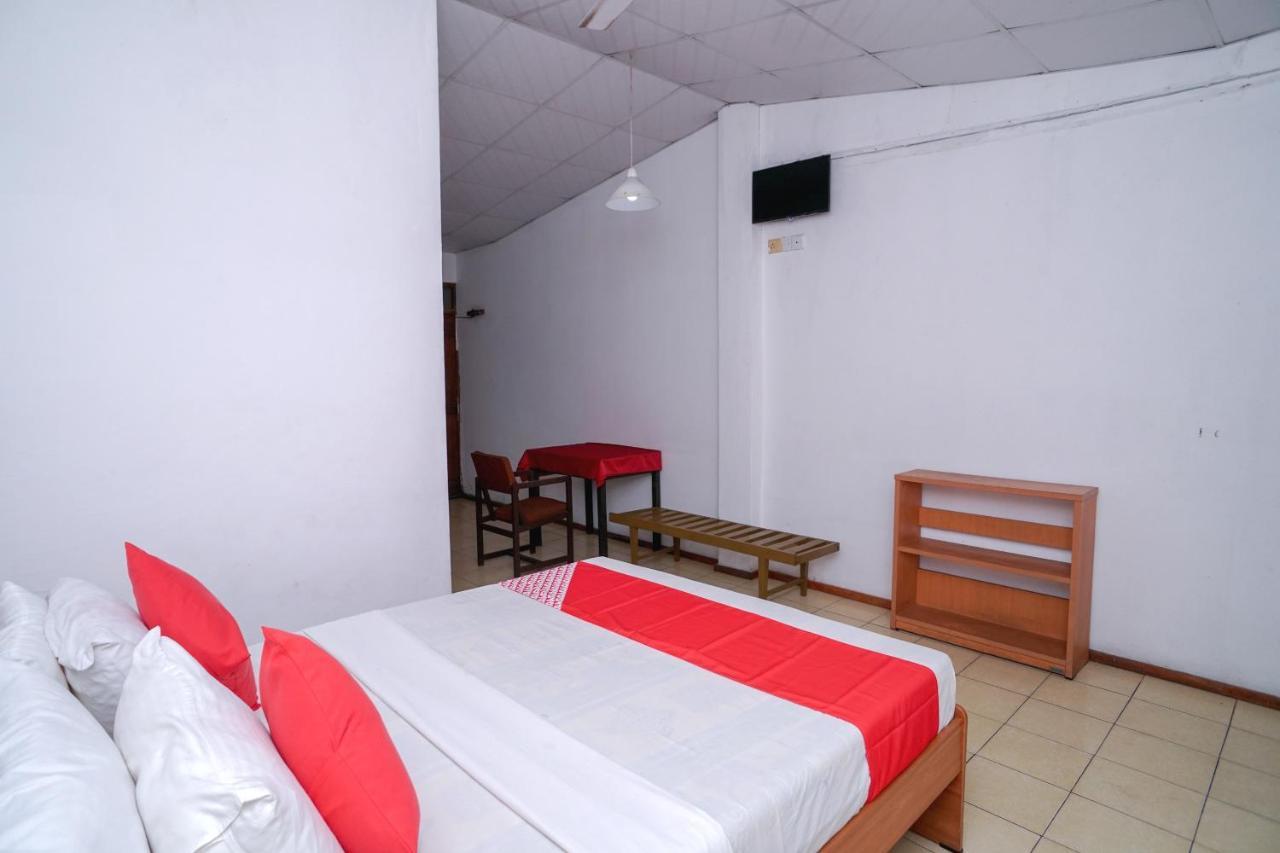 Oyo 384 Dilena Beach Resort Unawatuna Luaran gambar