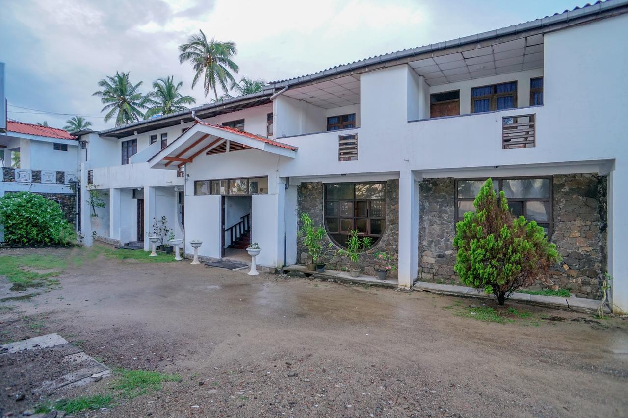 Oyo 384 Dilena Beach Resort Unawatuna Luaran gambar